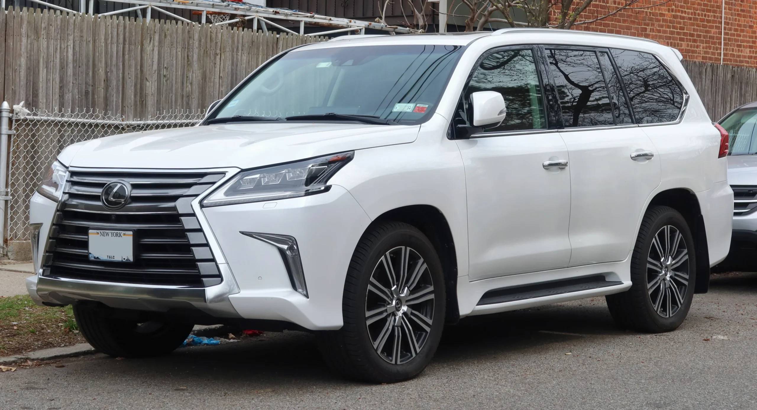 Lexus LX 600 1